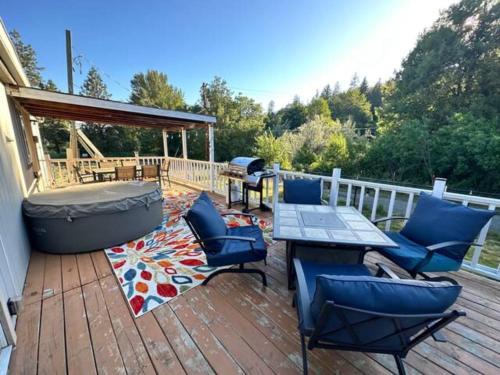 Ruch House | Charming Farmhouse & Tiny House Duo - Pet Friendly Retreat