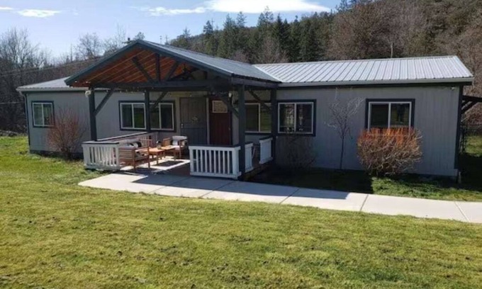 Ruch House | Charming Retreat: Pet-Friendly Farmhouse & Tiny House Stay