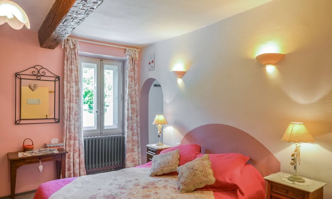 Venasque Bed & Breakfast | Cozy Guest Room in the Heart of Provence with Breakfast
