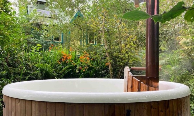 Bude Cabin | Unique Hand Painted Tabernacle with Relaxing Hot Tub