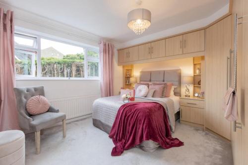 Walsden House | Budget-Friendly Retreat with Kitchen & Family Amenities