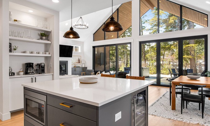 Roslyn House | Cozy Retreat with Grill, Firepit, Kitchen & Spa Amenities