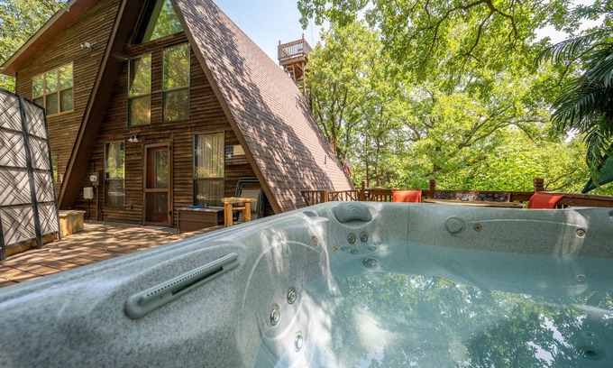 Pottsboro Cabin | Relaxing Lake Texoma Cabin with Hot Tub & Ocean Views