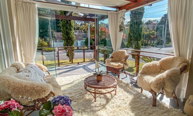 Gramado House | Serene Lake View Retreat - Family & Pet Friendly in Gramado
