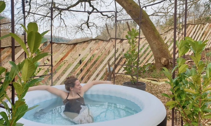 Inchbrook Cabin | Relaxing Lotus Belle Tent with Private Hot Tub in Cotswolds