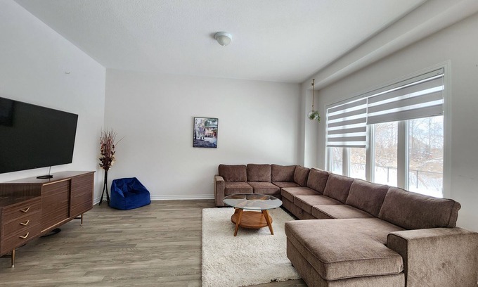 Collingwood House | Enchanting Retreat minutes to downtown Collingwood and Blue Mountain Resort