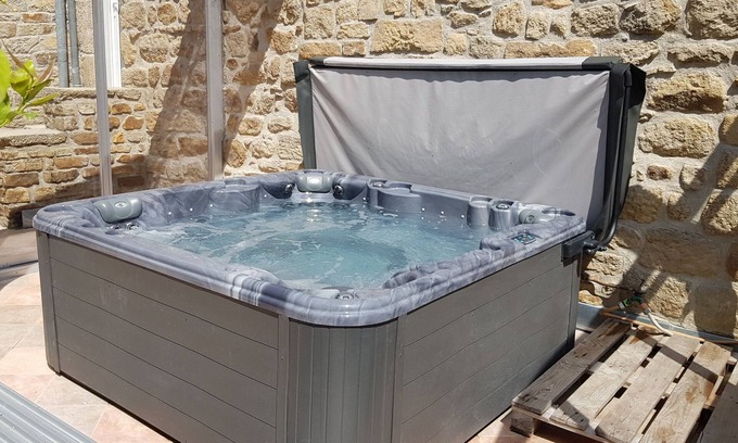 Les Assions Cottage | Relaxing Gîte with Spa & Pool, Just 5km from Beaches