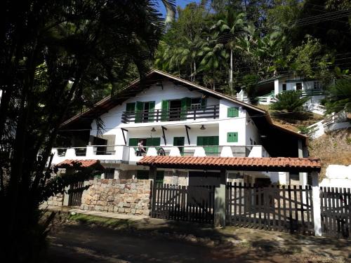 Lazaro Cabin | Pet-Friendly Encontro dos Mares Chalés with Pool & Family Fun