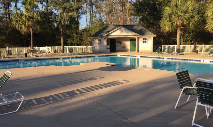 Pawleys Island Condo | Prime Beachside Retreat with Pool, Jacuzzi & Dining Access