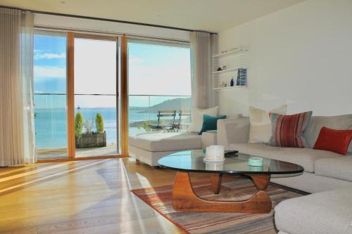 Maenporth Apartment | Unforgettable Endcliffe: Oceanfront Bliss & 9.7 Guest Rating