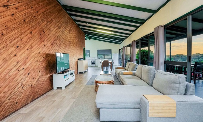 Seventeen Seventy House | Endeavour - Breathtaking Oceanfront Views & Pet Friendly