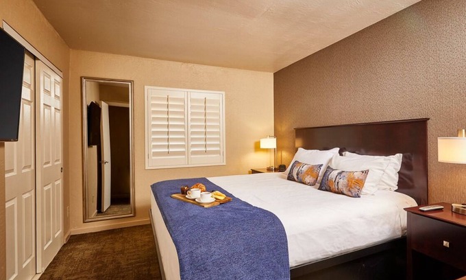 South Scottsdale Resort | Endless Arizona Fun: Serene Units with Pool Access!