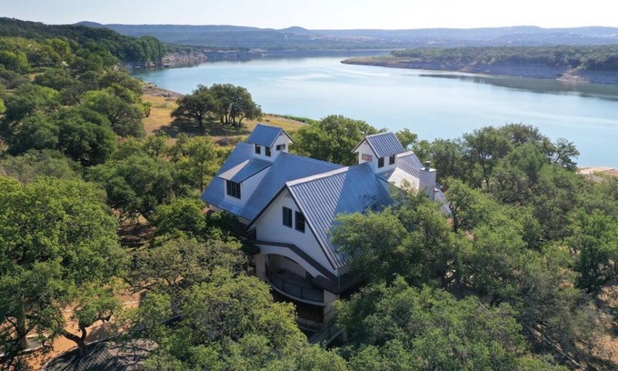Oatmeal House | Waterfront Escape at Endless Shores on Lake Travis