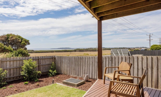 Surf Beach House | Oceanfront Retreat: Endless Summer by Ready Set Stay