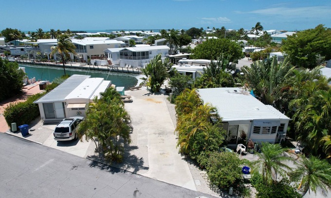Cutthroat Harbor Estates RV Rental | Relax at Endless Summer Hideaway with Oceanfront Amenities