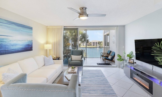 Jupiter Bay House | Beachside Retreat: Walk to Ocean and Dining in Jupiter!