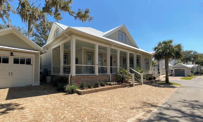 Jekyll Island House | Discover Endless Summer at Ocean Oaks with Pool & Breakfast