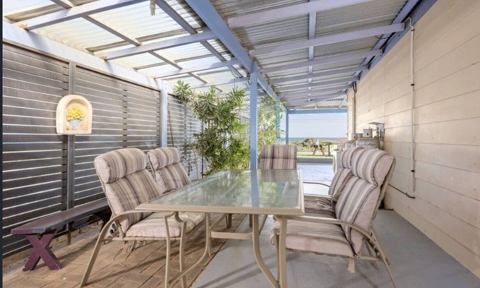 Horrocks House | Endless Views with Oceanfront Pool and Breakfast Included
