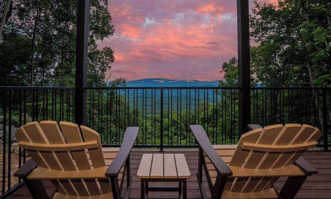 Sevierville Cabin | EndlessViews: Pool*Views*HotTub*Wifi*Theater*GameRoom*S/Secluded