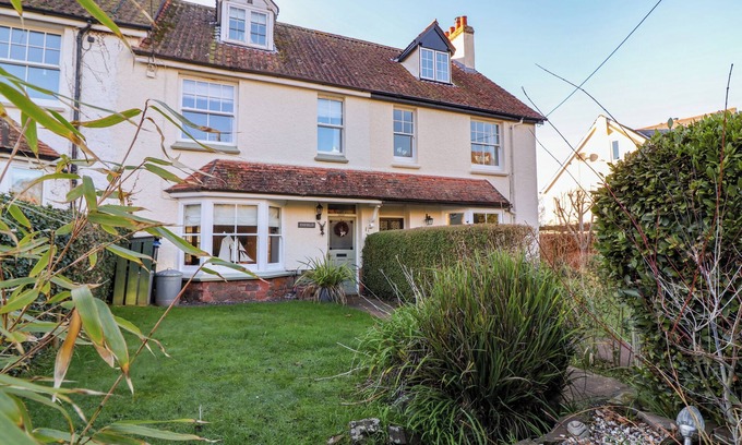 Porlock Cottage | Family-Friendly ENFIELD Cottage with Kitchen & Breakfast