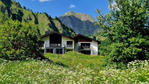 Ravaisch Apartment | Exclusive Engadin Lodge: 5-Star Retreat with Premium Amenities