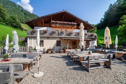 San Pancrazio Apartment | Engethalerhof: Pet and Child-Friendly Retreat with 9.3/10 Rating