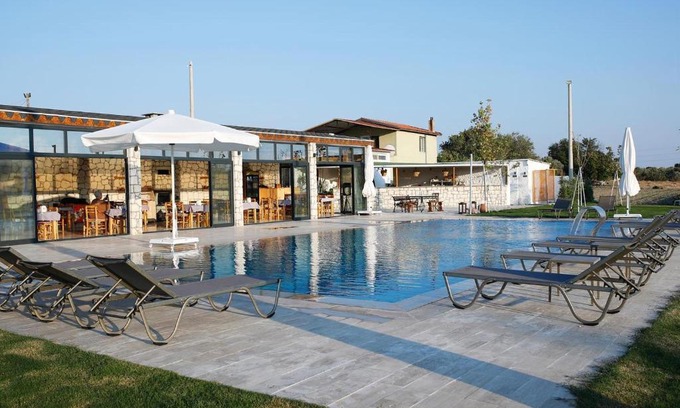 Cesme Ski Chalet | Enginar Çiçeği: Family-Friendly Getaway with Pool & Breakfast