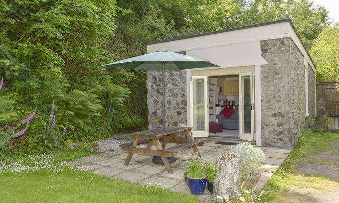Christow Cottage | Pet-Friendly Engine House with Breakfast and Kitchen Amenities