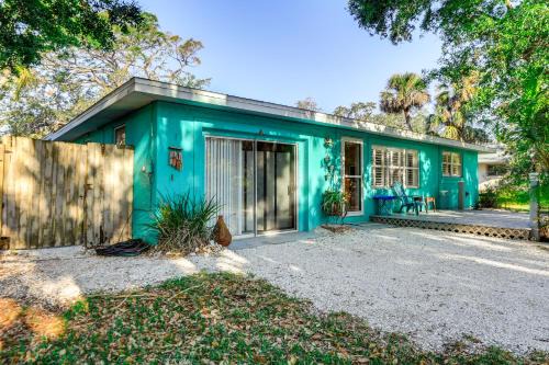 South Venice House | Cozy Bungalow with Patio, BBQ & Beach Access for Families