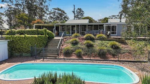 Lovedale House | Englewood Ridge: Pet-Friendly Oasis with Oceanfront Views