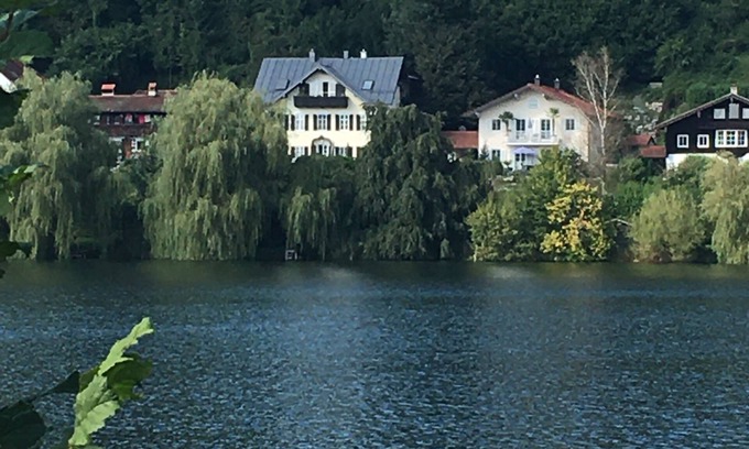 Seeon-Seebruck Apartment | Stylish Living at Englisch: Guest Rated 10/10 with Breakfast