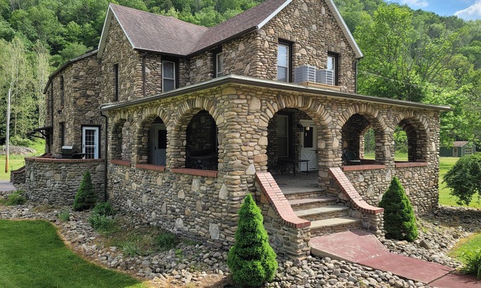 Antes Fort House | Experience English Center Manor: Top-Rated with Pool & Breakfast