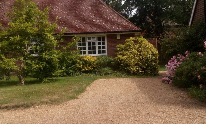Pluckley Cottage | Spotless Studio with Private Entrance and Family-Friendly Amenities