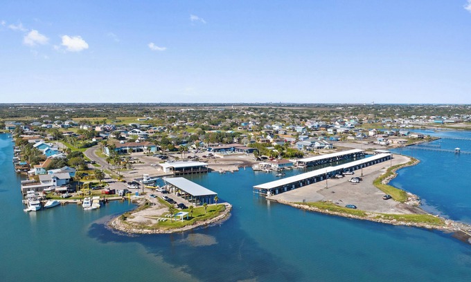Flour Bluff Hotel | Enhanced King Room with Sofa Bed - Upgraded Bluffs Landing Marina Stay
