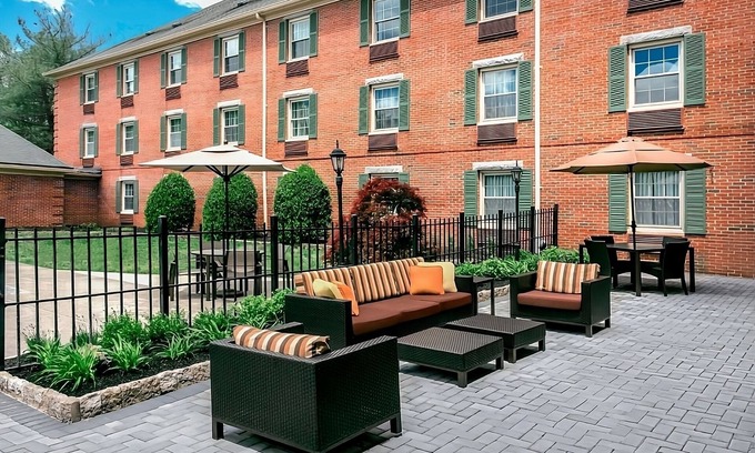 Tinton Falls Hotel | Experience a Relaxing Stay Near Lincroft Village Green