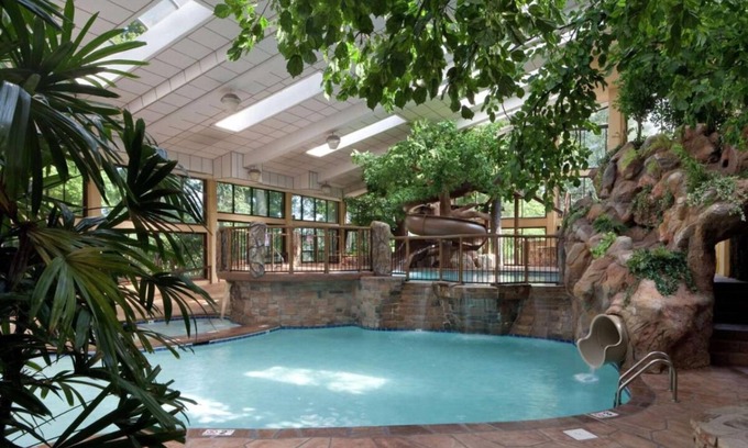 Gatlinburg Hotel | Relaxing Stay with Indoor Pool and Pet-Friendly Atmosphere