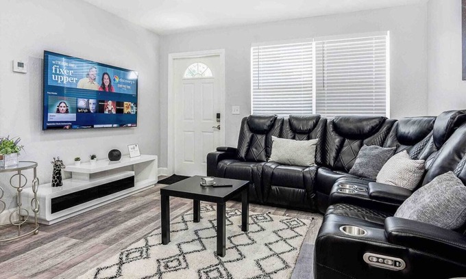 Fort Lauderdale House | Experience Comfort in a Remodeled Home with Great Amenities