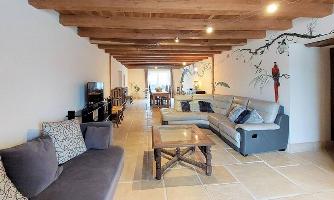 Praslay House | Experience Breathtaking Countryside Views with Pool Access