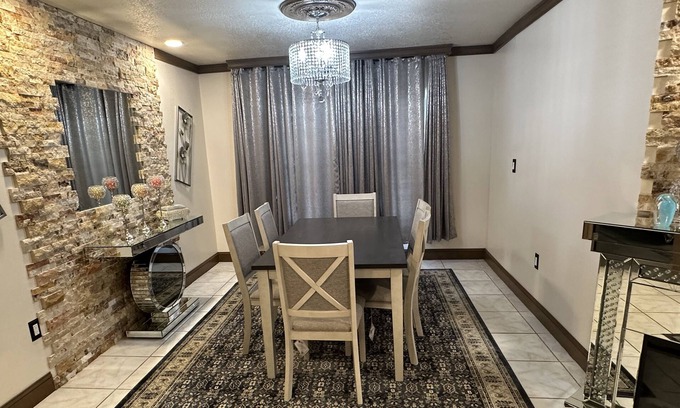 Indian Ridge House | Experience a Memorable Stay Near Main Attractions