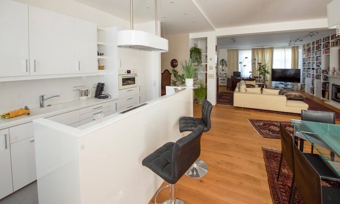 Munchen District Apartment | Relaxing Retreat in Prime Location with Spa & Family Amenities