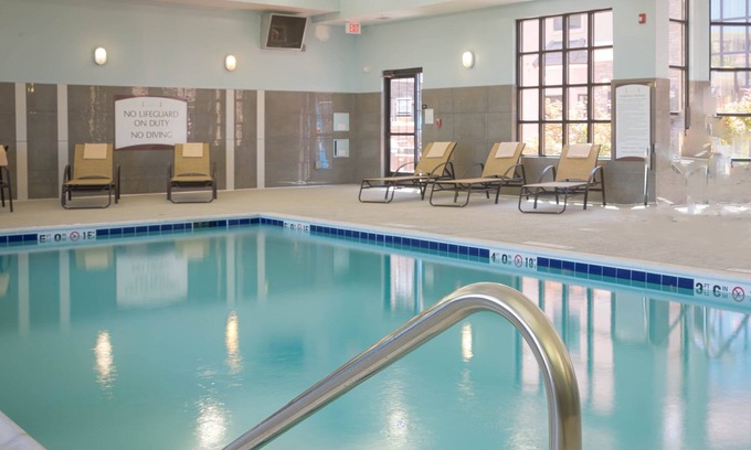 Maumee Condo | Unwind in Maumee: King Suite with Pool & Breakfast