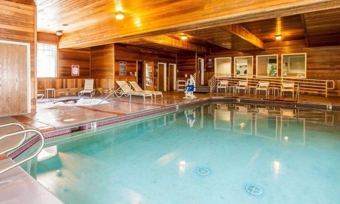 Oatfield House | Relax in Clackamas: Pet-Friendly Hotel with Pool & Spa