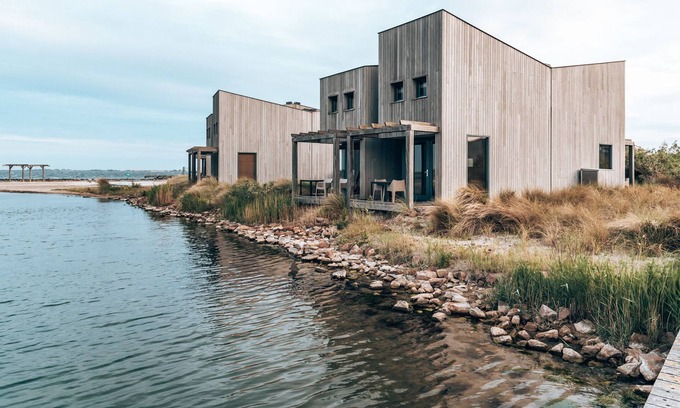 Ouddorp Cabin | Enjoy a stay near the Zeeland coast, with a view of the water and dunes!