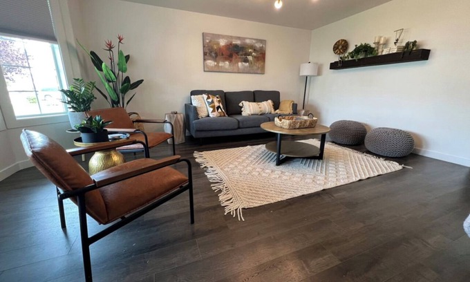 Tri-Cities House | Stylish Stay at The Franklin: Pet & Child Friendly Retreat