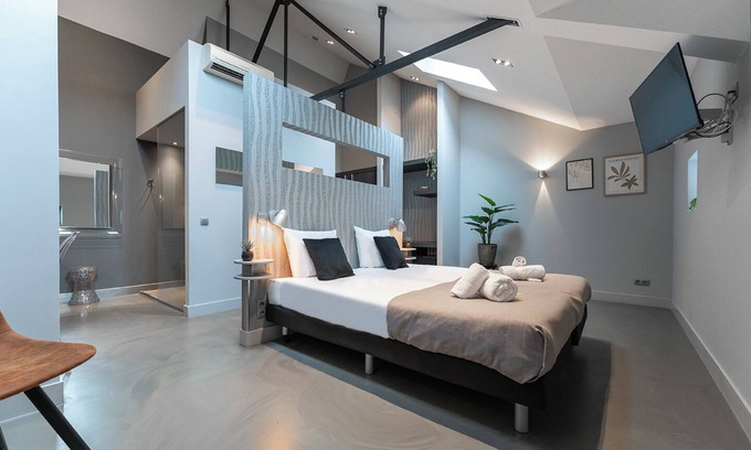 Oss House | Enjoy a stylish stay in our 12-bedroom property each with a private shower and fridge