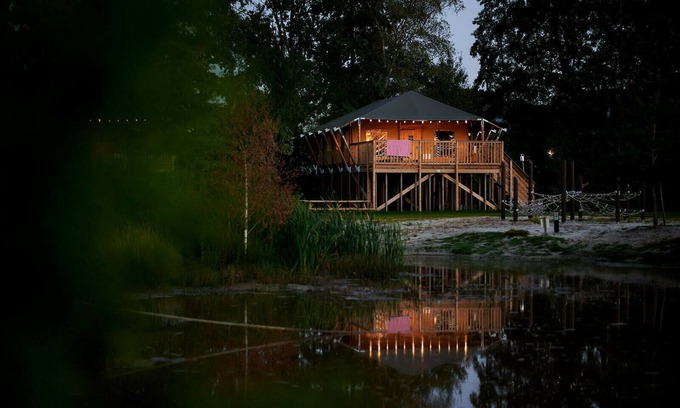 Nieuw Heeten House | Enjoy a unique glamping experience in the Safaricottage XL for 6 people at Vakantiepark de Sallandshoeve, in the heart of nature at the Sallandse Heuvelrug.