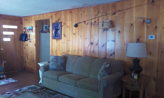 Onaway House | Year-Round Sports & Leisure Cottage with Pool and Pet-Friendly