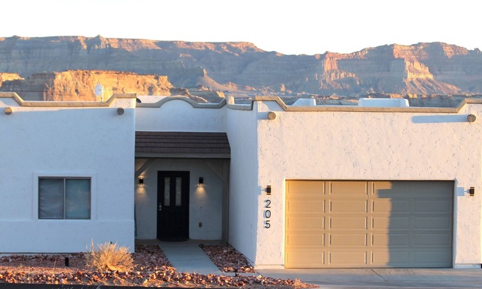 Greenehaven House | Enjoy Amazing Views, Prime Location & Boat Parking.