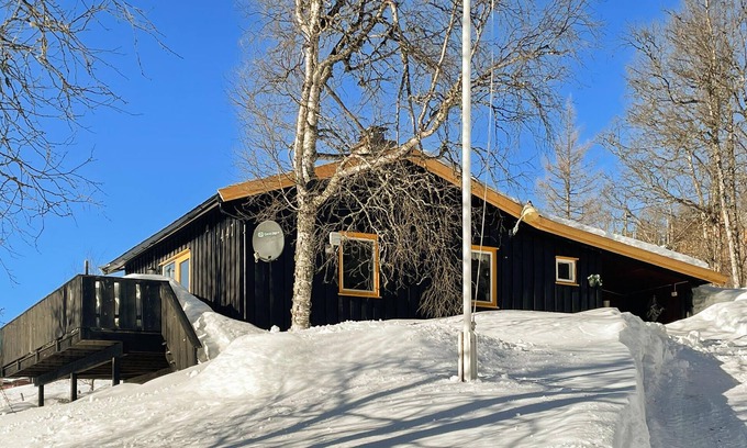 Steinsetbygdi House | Unforgettable Getaway with Lake View and Spa Amenities
