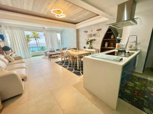 Villas Del Mar Apartment | Beachfront 2 Bedroom Getaway at Marbella Towers